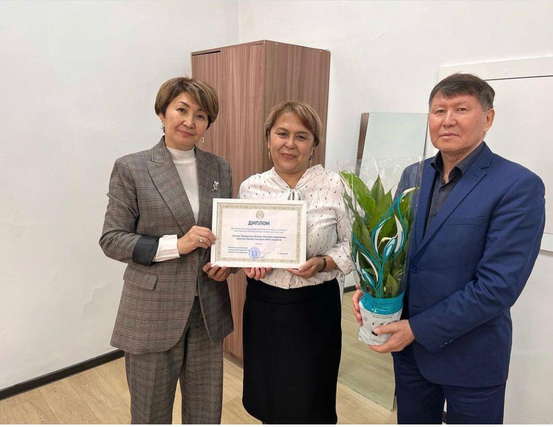 Лицей директоры Назарбаева Жаңыл Кайырбекқызына ҚР Оқу ағарту министрлігі Білім саласындағы сапаны қамтамасыз ету комитетінің ДИПЛОМЫН табыстады.