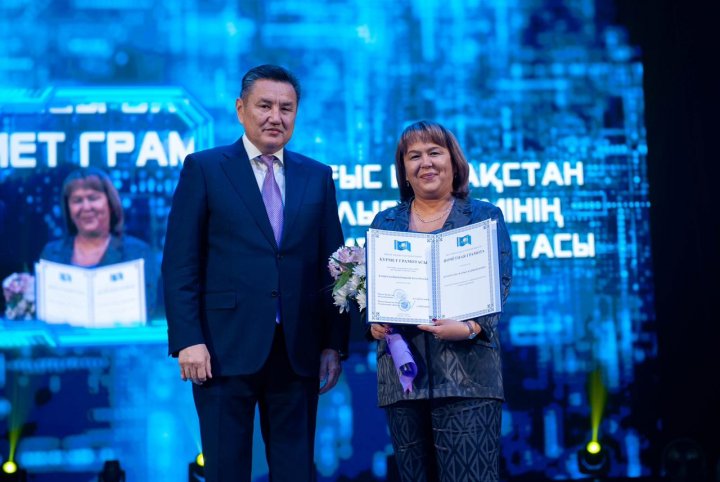 Білім беру саласындағы адал еңбегі мен жоғары кәсіби біліктілігі үшін лицейіміздің директоры Назарбаева Жаныл Кайырбековна Шығыс Қазақстан облысының